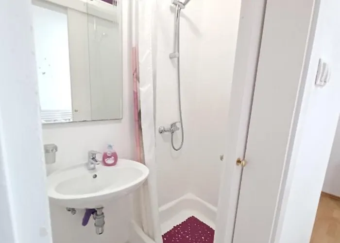Eva Apartman *